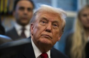 A vitória de Trump na paralisação acabou de deixar os republicanos com uma enorme dor de cabeça política A deputada Marjorie Taylor Greene fala em uma entrevista coletiva ao lado de supostas vítimas de Jeffrey Epstein no Capitólio dos EUA em 3 de setembro de 2025. - Bryan Dozier/AFP/Middle East Images/Getty Images