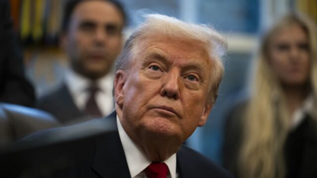 A deputada Marjorie Taylor Greene fala em uma entrevista coletiva ao lado de supostas vítimas de Jeffrey Epstein no Capitólio dos EUA em 3 de setembro de 2025. - Bryan Dozier/AFP/Middle East Images/Getty Images