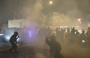 A vitória dos Dodgers World Series provoca o caos nas ruas de Los Angeles Los-Angeles-Dodgers-Fans-Celebrate-in-Streets-getty-3