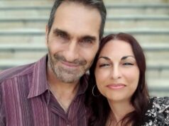 A viúva da vítima do ataque de tubarão fala pela primeira vez para pressionar por mais proteções Mercúrio Psillakis e Maria Psillakis