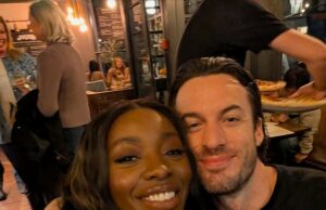 AJ Odudu faz uma exibição apaixonada com seu lindo noivo Peter Gibson enquanto ela compartilha fotos apaixonadas do casal depois de revelar que seus planos de casamento estão atualmente em espera Cinco meses depois de anunciar o noivado, AJ Odudu mostrou que ainda estava apaixonada como sempre, ao compartilhar um monte de fotos românticas no Instagram com seu noivo Peter Gibson