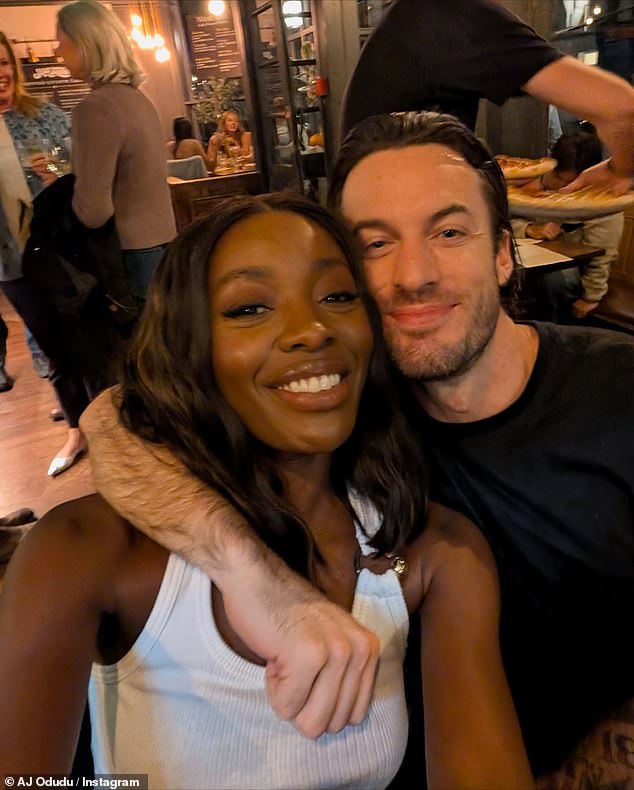 AJ Odudu faz uma exibição apaixonada com seu lindo noivo Cinco meses depois de anunciar o noivado, AJ Odudu mostrou que ainda estava apaixonada como sempre, ao compartilhar um monte de fotos românticas no Instagram com seu noivo Peter Gibson
