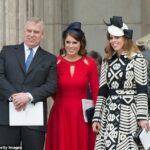 A princesa Beatrice, retratada com seu pai, Andrew Mountbatten-Windsor, e sua irmã, a princesa Eugenie, está sob ataque pelo que alguns chamam de golpe cínico de relações públicas