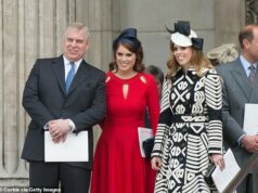 AMANDA PLATELL: Todo mundo está dizendo a mesma coisa sobre a mimada Princesa Beatrice e seu último golpe de relações públicas. Ela está cometendo um erro grave – e ninguém mais cai nessa A princesa Beatrice, retratada com seu pai, Andrew Mountbatten-Windsor, e sua irmã, a princesa Eugenie, está sob ataque pelo que alguns chamam de golpe cínico de relações públicas