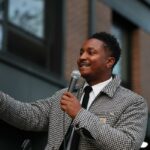 O vereador Chi Osse fala ao microfone em uma greve de trabalhadores da Starbucks.