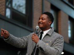 AOC joga água fria no principal desafio do companheiro canhoto para Hakeem Jeffries O vereador Chi Osse fala ao microfone em uma greve de trabalhadores da Starbucks.