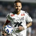 ASSISTA: Neymar é titular apesar de lesão, marca e assiste para ajudar o Santos a sair da zona de rebaixamento