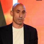 ASSISTIR: Ex-presidente do futebol espanhol desonrado é atacado com ovos por seu próprio tio