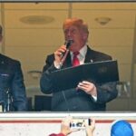 ASSISTIR: Fãs Boo enquanto Trump jura membros militares no jogo dos comandantes