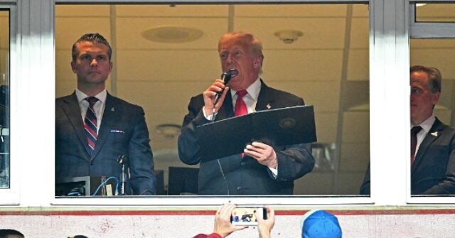 ASSISTIR: Fãs Boo enquanto Trump jura membros militares no jogo ASSISTIR: Fãs Boo enquanto Trump jura membros militares no jogo dos comandantes