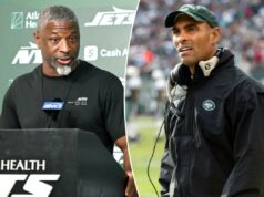 Aaron Glenn canalizando o interior de Herm Edwards como Jets à beira da eliminação dos playoffs Herm Edwards, treinador do New York Jets, vestindo boné verde e jaqueta preta com o logotipo dos Jets.