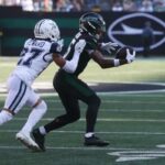 O wide receiver do New York Jets, Garrett Wilson (5), pegou durante o segundo tempo, quando o New York Jets jogou contra o Dallas Cowboys no domingo, 5 de outubro de 2025, no MetLife Stadium em East Rutherford, NJ.
