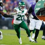 Breece Hall corre com a bola durante a derrota dos Jets em 24 de novembro para os Ravens.