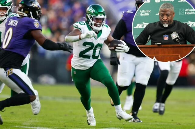 Breece Hall corre com a bola durante a derrota dos Jets em 24 de novembro para os Ravens.