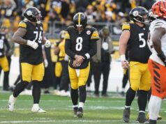 Aaron Rodgers deixa o jogo com lesão no pulso em susto do Steelers O quarterback do Pittsburgh Steelers, Aaron Rodgers (8), segura seu braço após uma rebatida do Cincinnati Bengals.