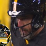 Aaron Rodgers ficou ensanguentado após um golpe de Joey Bosa no domingo.