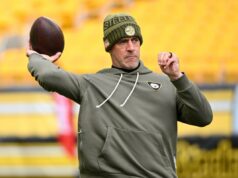 Aaron Rodgers usando aparelho enquanto a questão do Steelers QB persiste O quarterback do Pittsburgh Steelers, Mitch Trubisky, durante um jogo contra o Cincinnati Bengals.