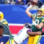 O quarterback do Green Bay Packers, Jordan Love (10), lança um passe sob pressão do linebacker do New York Giants, Abdul Carter (51).