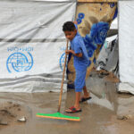 Abrigos para palestinos deslocados em Gaza inundados por fortes chuvas