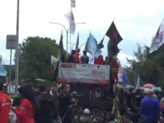 Ação “Karawang Poek”: Centenas de trabalhadores bloqueiam a estrada em frente ao gabinete do regente de Karawang, estas são suas demandas! Ação "Karawang Poek": Centenas de trabalhadores bloqueiam a estrada em frente ao gabinete do regente de Karawang, estas são suas demandas!