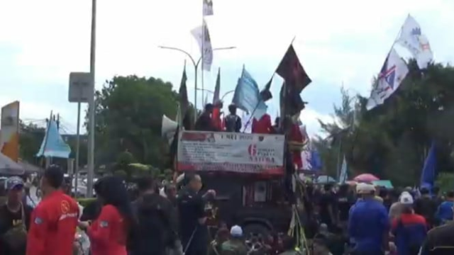Ação "Karawang Poek": Centenas de trabalhadores bloqueiam a estrada em frente ao gabinete do regente de Karawang, estas são suas demandas!
