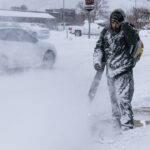 Arquivo - O sol se põe no parque eólico em McCook, Texas, durante uma onda de calor na quarta-feira, 20 de julho de 2022. Os republicanos da Câmara votaram na noite de terça-feira para derrubar uma regra do Departamento do Trabalho que permite que os planos de aposentadoria considerem fatores ambientais, sociais e de governança ao tomar decisões de investimento. (Delcia Lopez/O Monitor via AP, Arquivo)