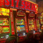 Dentro de um cassino, quatro máquinas de jogo alinhadas uma ao lado da outra - cada uma brilhando em vermelho. Trabalhadores do cassino Bally's Colorado podem ingressar no sindicato Teamsters