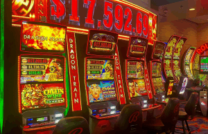 Acordo assinado: trabalhadores do cassino Bally’s Colorado podem ingressar no sindicato Teamsters Dentro de um cassino, quatro máquinas de jogo alinhadas uma ao lado da outra - cada uma brilhando em vermelho. Trabalhadores do cassino Bally's Colorado podem ingressar no sindicato Teamsters