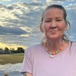 John Torney, 41 anos, assistiu via videoconferência da prisão enquanto o magistrado de Melbourne, Stephen Ballek, ordenava que ele fosse julgado pela morte de Emma Bates.