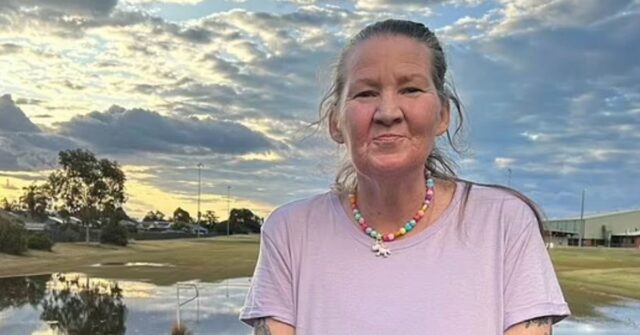 John Torney, 41 anos, assistiu via videoconferência da prisão enquanto o magistrado de Melbourne, Stephen Ballek, ordenava que ele fosse julgado pela morte de Emma Bates.