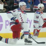 Adam Edstrom, que estava no banco na derrota do Rangers para os Golden Knights, se aquece antes do jogo de 18 de novembro de 2025.