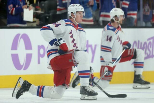 Adam Edstrom, que estava no banco na derrota do Rangers para os Golden Knights, se aquece antes do jogo de 18 de novembro de 2025.