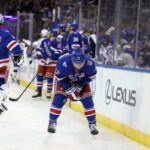 Adam Fox, nº 23 do New York Rangers, se machucou durante o terceiro período contra o Tampa Bay Lightning.