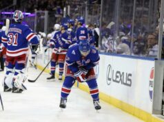 Adam Fox deixou o jogo com aparente lesão no braço devido ao susto do Rangers Adam Fox, nº 23 do New York Rangers, se machucou durante o terceiro período contra o Tampa Bay Lightning.