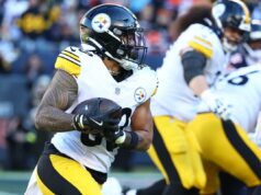 Adereços, escolhas e melhores apostas dos jogadores da Semana 13 da NFL: Jaylen Warren, RJ Harvey RJ Harvey nº 12 do Denver Broncos carregando a bola contra um jogador do Kansas City Chiefs.