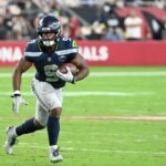 O quarterback do Minnesota Vikings, Kirk Cousins, segurando uma bola de futebol.
