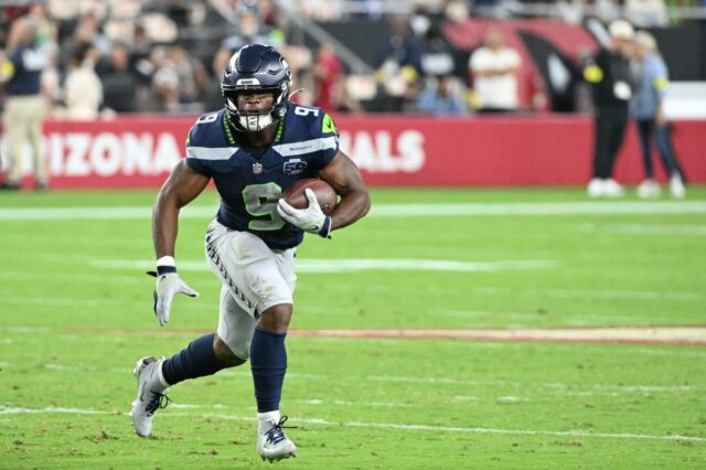 Adereços, escolhas e previsões dos jogadores da NFL da semana O quarterback do Minnesota Vikings, Kirk Cousins, segurando uma bola de futebol.