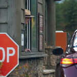 Visitantes do Tunnel View, como Kaori Nishimura e Eriko Kuboi, do Japão, posam em frente ao Half Dome, voltado para o centro, durante a reabertura do Parque Nacional de Yosemite, Califórnia, quinta-feira, 17 de outubro de 2013. Tunnel View é uma vista panorâmica que mostra El Capitan, Half Dome e Bridalveil Fall. O parque foi reaberto na noite de quarta-feira com o fim da paralisação parcial do governo de 16 dias. (Foto AP/Gary Kazanjian)