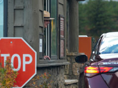 Adivinhe para onde Trump planeja enviar policiais em seguida Visitantes do Tunnel View, como Kaori Nishimura e Eriko Kuboi, do Japão, posam em frente ao Half Dome, voltado para o centro, durante a reabertura do Parque Nacional de Yosemite, Califórnia, quinta-feira, 17 de outubro de 2013. Tunnel View é uma vista panorâmica que mostra El Capitan, Half Dome e Bridalveil Fall. O parque foi reaberto na noite de quarta-feira com o fim da paralisação parcial do governo de 16 dias. (Foto AP/Gary Kazanjian)