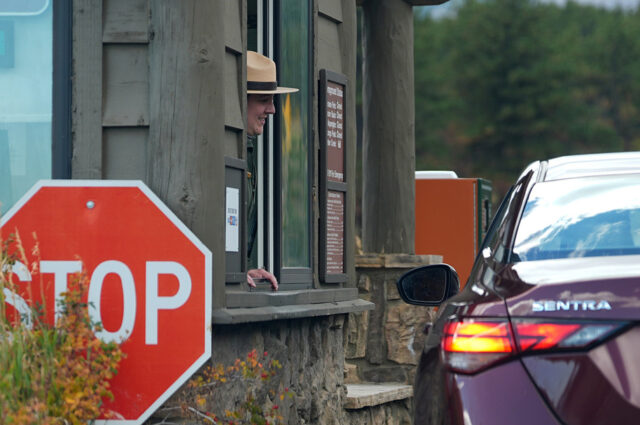 Visitantes do Tunnel View, como Kaori Nishimura e Eriko Kuboi, do Japão, posam em frente ao Half Dome, voltado para o centro, durante a reabertura do Parque Nacional de Yosemite, Califórnia, quinta-feira, 17 de outubro de 2013. Tunnel View é uma vista panorâmica que mostra El Capitan, Half Dome e Bridalveil Fall. O parque foi reaberto na noite de quarta-feira com o fim da paralisação parcial do governo de 16 dias. (Foto AP/Gary Kazanjian)