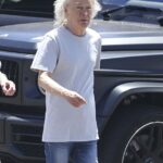 O lendário guitarrista do AC/DC, Angus Young, 70, fez uma pausa bem merecida na turnê australiana da banda esta semana, saindo para almoçar com sua esposa de 45 anos, Ellen van Lochem.