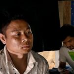 A secretária de Segurança Interna, Kristi Noem, ouve o discurso do presidente Donald Trump durante uma reunião no Salão Oval em 17 de novembro de 2025.