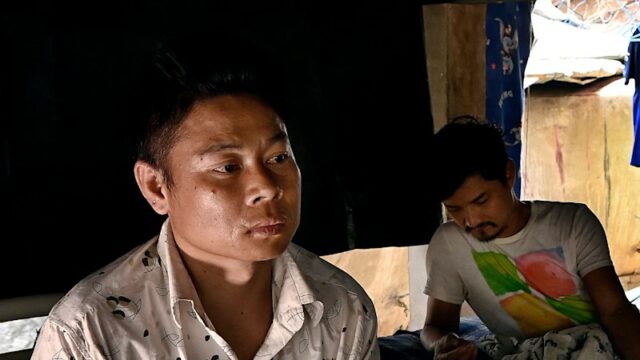 Administração 'iludida' de Trump considera Mianmar seguro e diz aos A secretária de Segurança Interna, Kristi Noem, ouve o discurso do presidente Donald Trump durante uma reunião no Salão Oval em 17 de novembro de 2025.