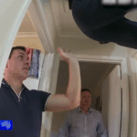 A polícia de Queensland foi forçada a arrastar o adolescente da cavidade do telhado para prendê-lo.