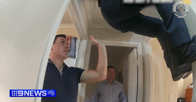 A polícia de Queensland foi forçada a arrastar o adolescente da cavidade do telhado para prendê-lo.