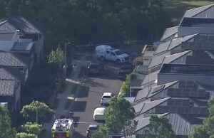 Adolescente de 17 anos é morto a facadas perto de escola em Sydney O ataque aconteceu atrás de uma escola no noroeste de Sydney, resultando na morte de um menino de 17 anos devido a facadas.