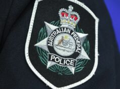 Adolescente de Gold Coast acusado de compartilhar material extremista violento online Adolescente de Gold Coast acusado de compartilhar material extremista violento online