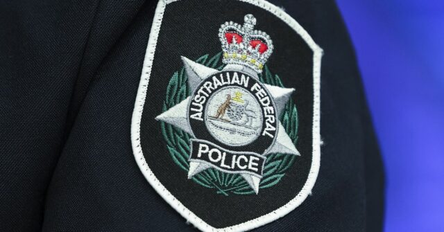 Adolescente de Gold Coast acusado de compartilhar material extremista violento Adolescente de Gold Coast acusado de compartilhar material extremista violento online