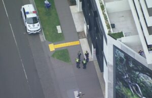 Adolescente empunhando faca é preso após perseguição às 7h no shopping center de Melbourne Adolescente empunhando faca é preso após perseguição às 7h no shopping center de Melbourne