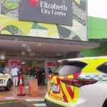 Adolescente lutando pela vida, homem ferido após esfaqueamento em shopping center